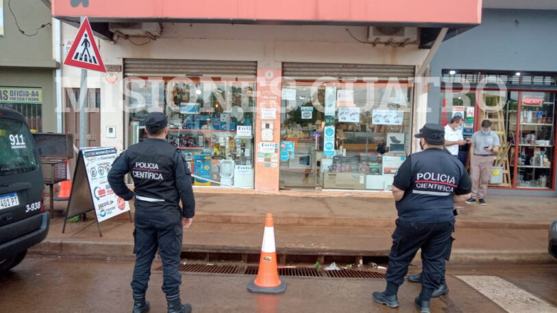 A los tiros, asaltaron un local comercial en Garupá