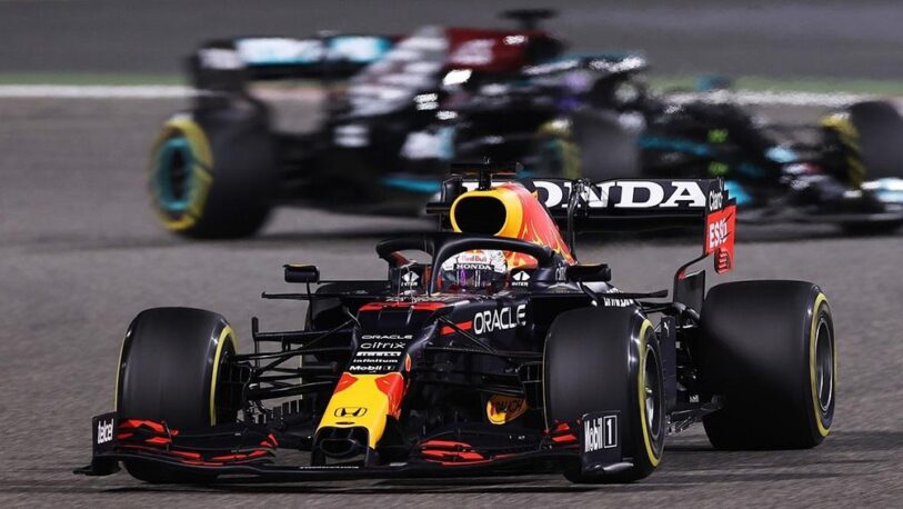 Verstappen abandonó a cinco vueltas del final, pero Red Bull aseguró la victoria con “Checo” Pérez