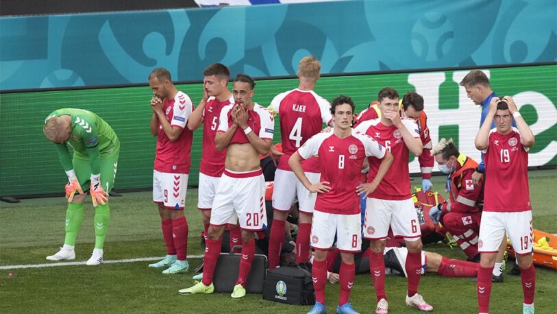 Un jugador danés se desplomó en un partido de la Eurocopa y recibió reanimación cardíaca