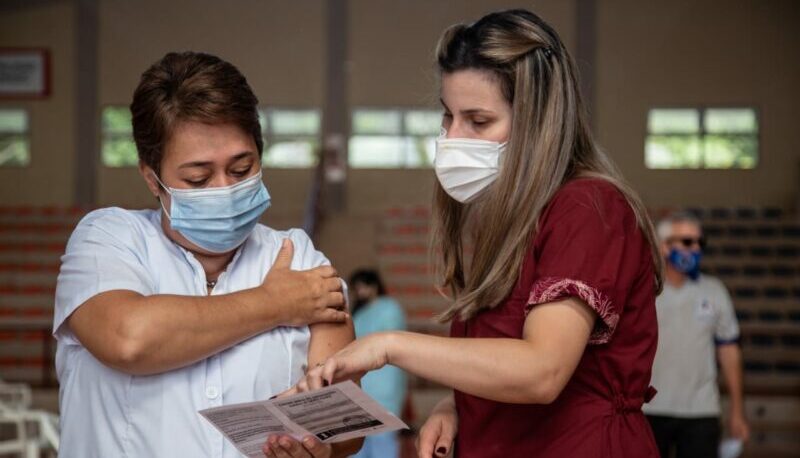 Coronavirus: aplicarán la cuarta dosis para mayores de 50, grupos de riesgo y docentes
