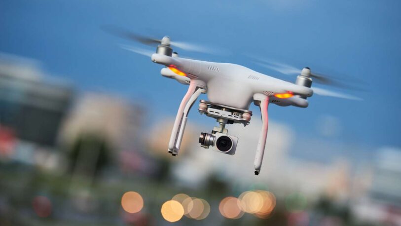 Un juguete sexual atado a un drone interrumpió un acto político