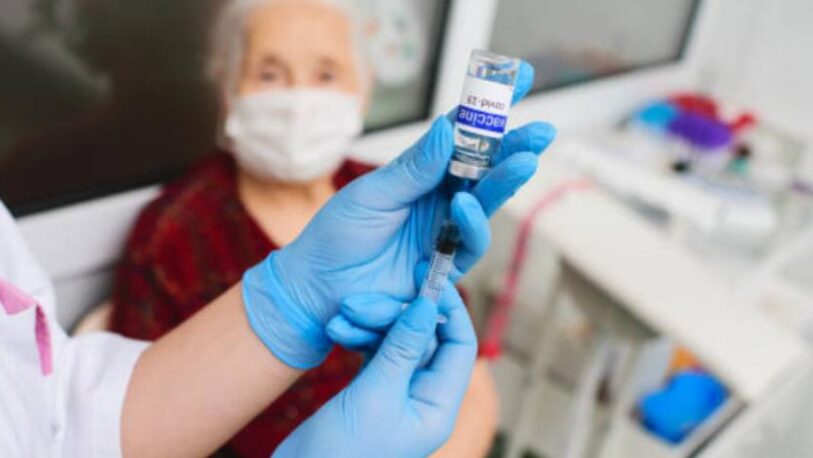Aplicarán una tercera dosis de vacuna antiCovid a personal de salud y mayores de 70 años