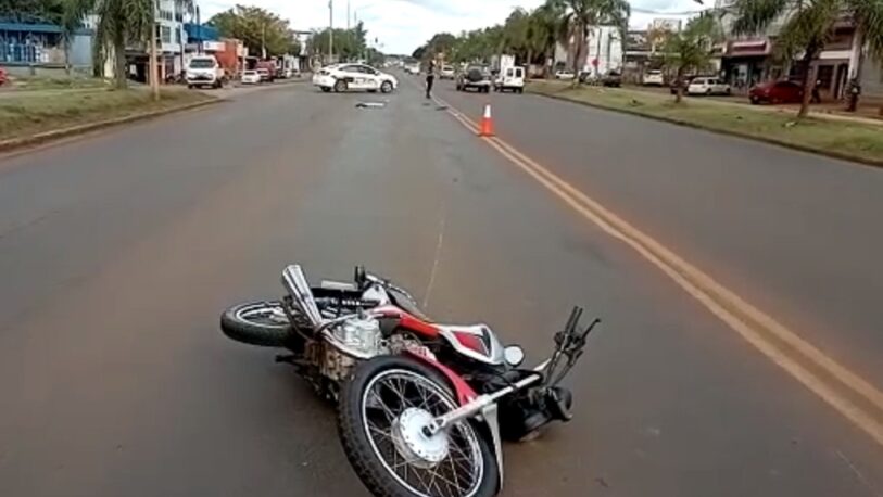 Chocaron un utilitario y una moto en avenida Llamosas