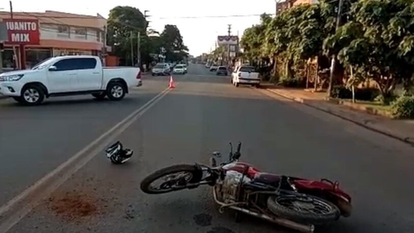 Una moto chocó con un colectivo