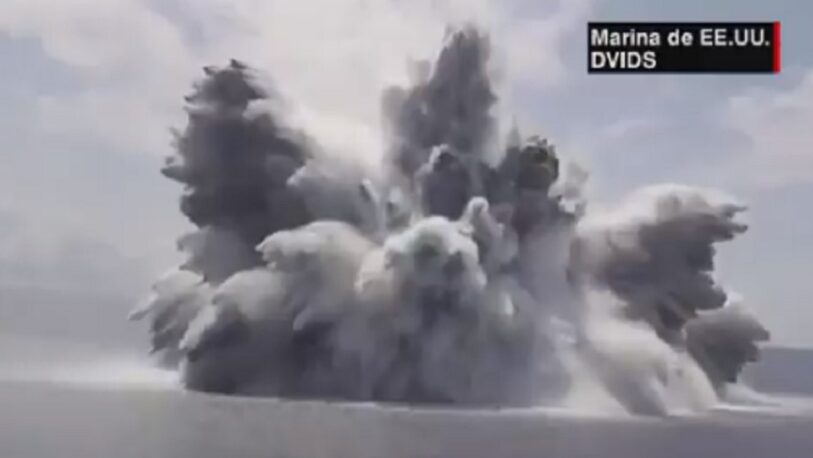 Impresionante explosión controlada de la Marina de EE.UU.