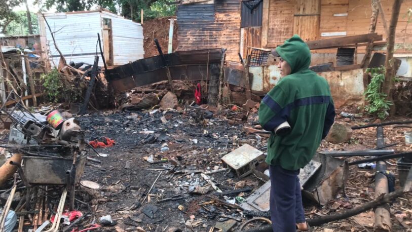 Un incendio arrasó la casa de un joven y quedó con lo puesto