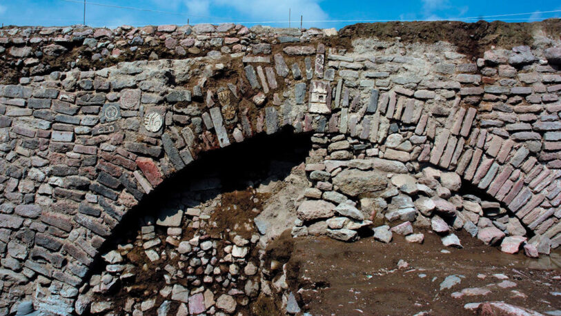 México: Arqueólogos vuelven a cubrir un túnel virreinal con glifos prehispánicos construido hace más de 500 años