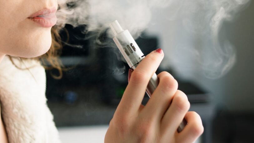 Afirman que el cigarrillo electrónico no es una “alternativa inofensiva” para dejar de fumar