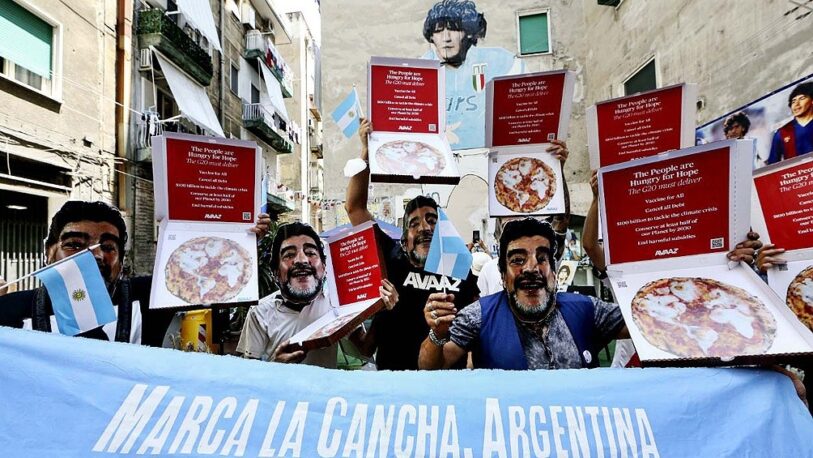 En Italia marchan por el cambio climático con máscaras de Diego Maradona