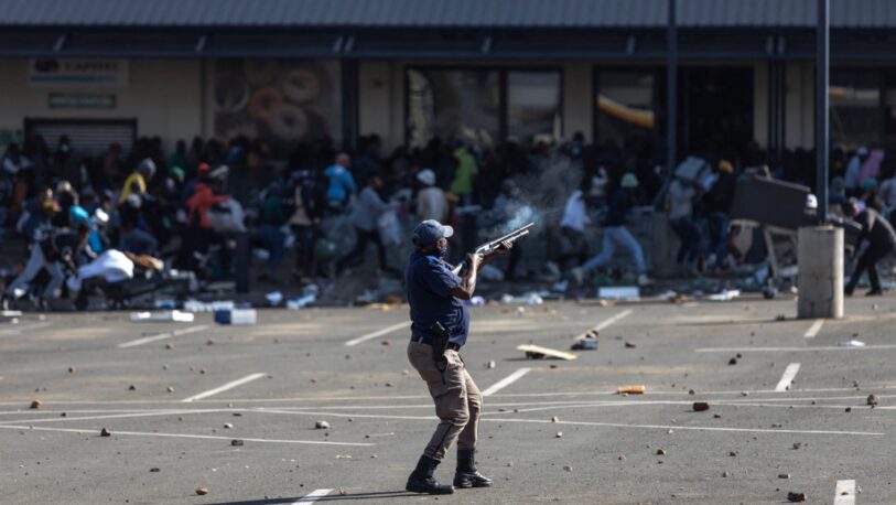 Más de 30 muertos en ola de violencia y saqueos en Sudáfrica