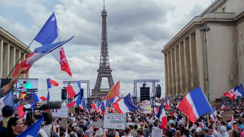 Francia: más de 70 detenidos en marchas contra el pase sanitario