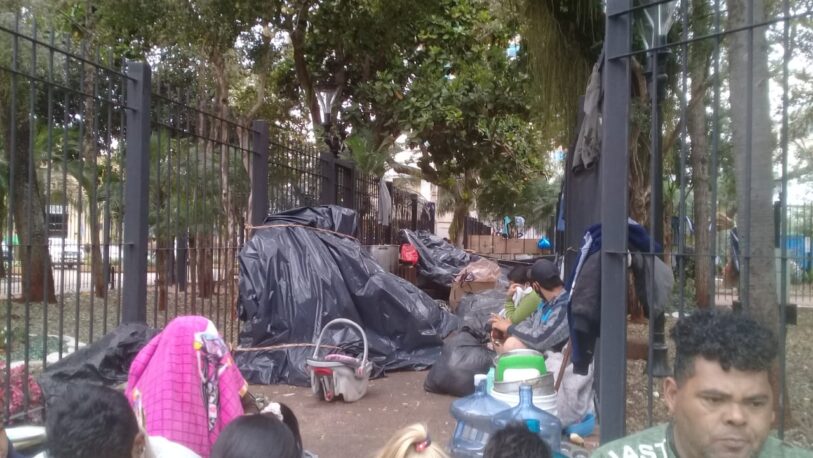 Detuvieron a la arquitecta que cuestionó al “misionerismo” por los niños de tareferos durmiendo en plaza 9 de Julio