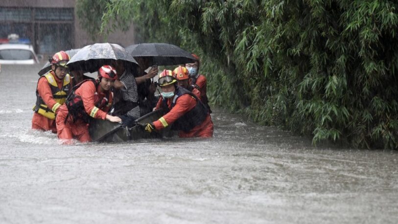 El tifón In-Fa tocó tierra tras devastadoras inundaciones