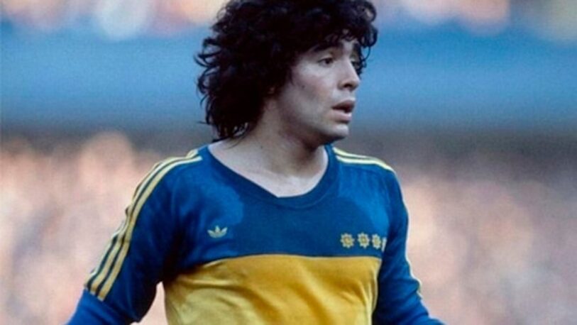 Boca presentó su nueva camiseta en homenaje a la que usó Maradona