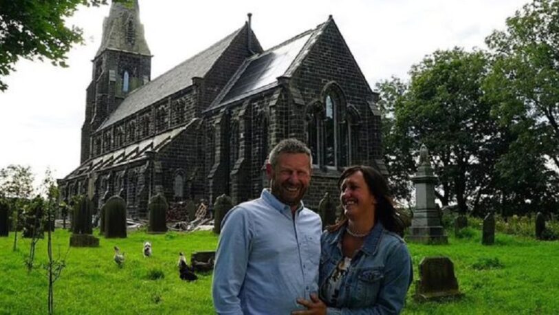 Una pareja compró una iglesia abandonada y la convirtió en una lujosa casa