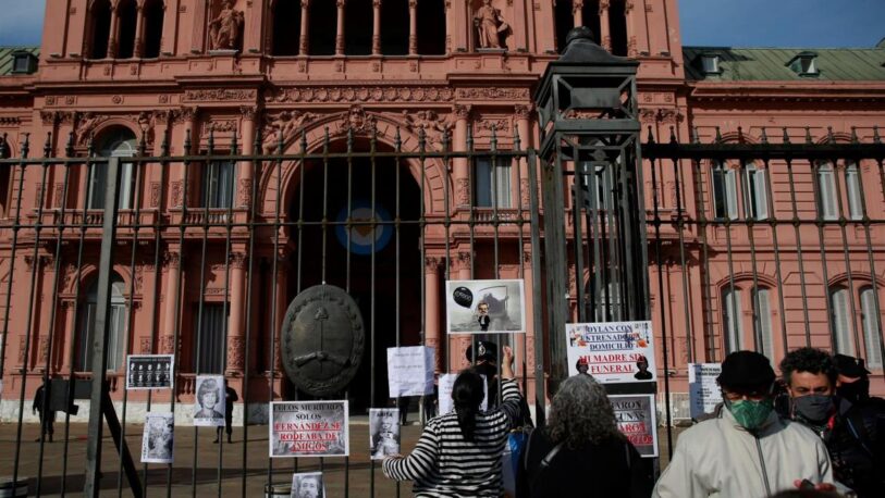 #LaMarchaDeLasPiedras: El homenaje a las víctimas del Covid y en repudio a la gestión del Gobierno de la pandemia