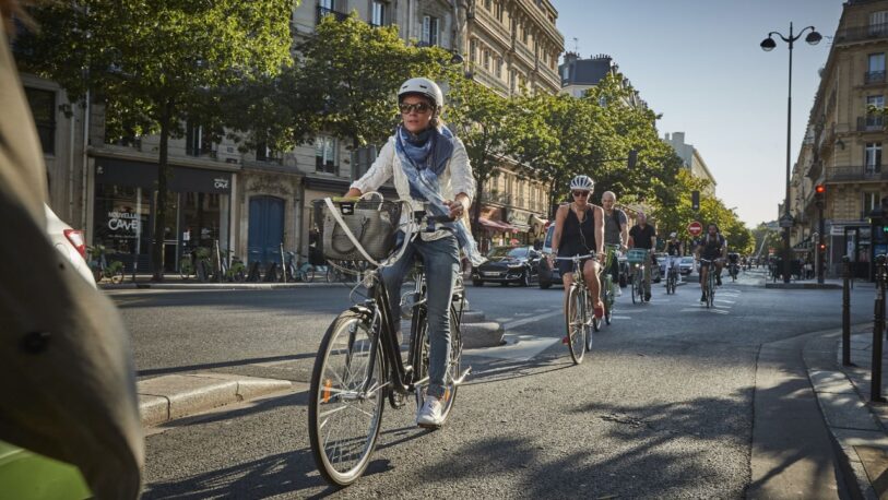 Francia ofrece 1.500 euros a los que cambien el auto por la bicicleta eléctrica