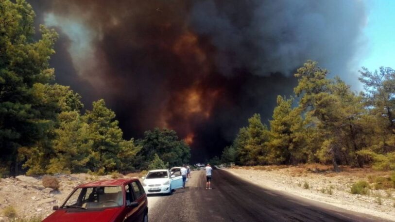 Cinco pueblos griegos del Peloponeso evacuados por incendios