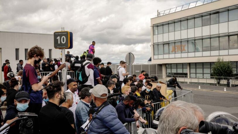 Ante la inminente llegada de Messi a Paris, una multitud lo espera en el aeropuerto