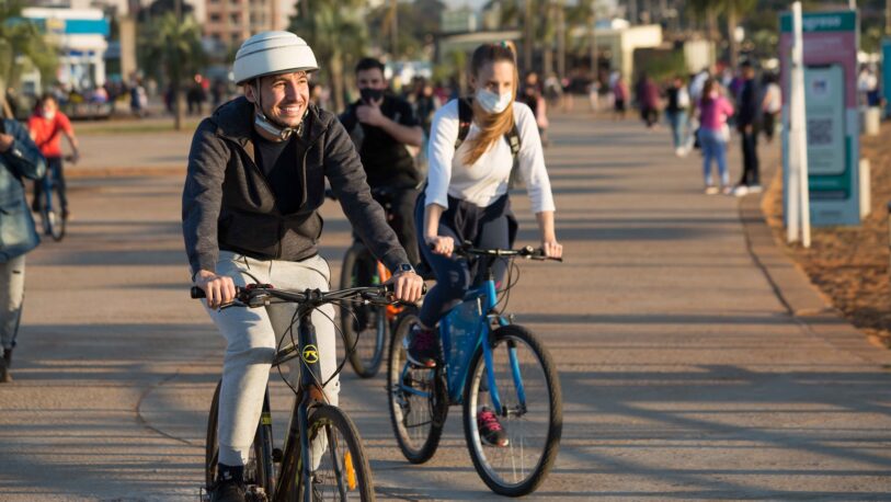Campaña saludable: Pedro Puerta en bicicleta en la costanera