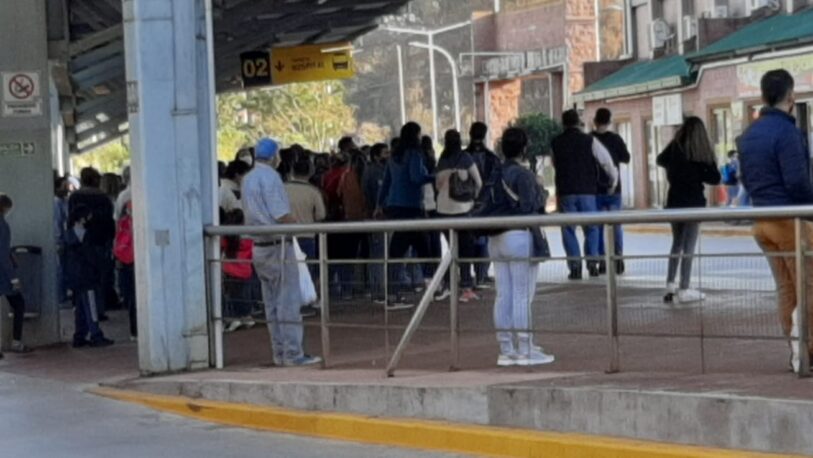 Pasajeros viajan “como ganado” en la Estación UNAM