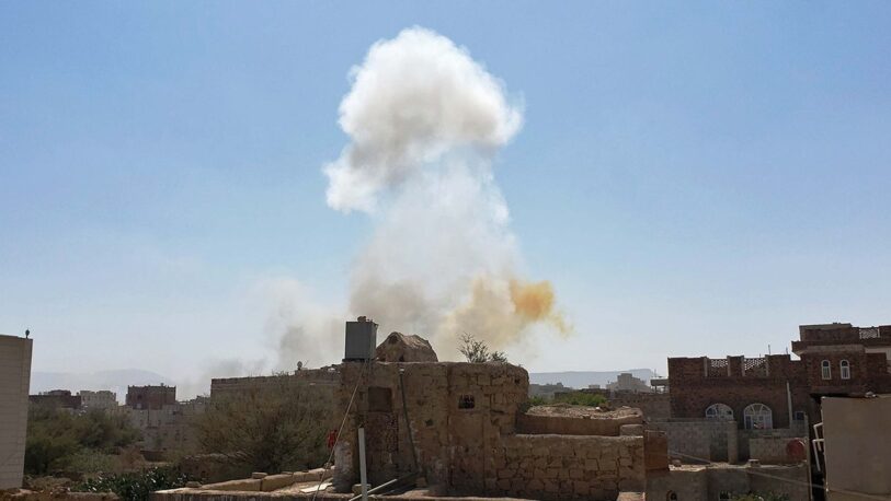 Al menos 30 personas mueren en ataque a base aérea en Yemen