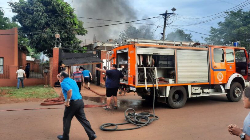 Voraz incendio de una vivienda y local comercial en Iguazú
