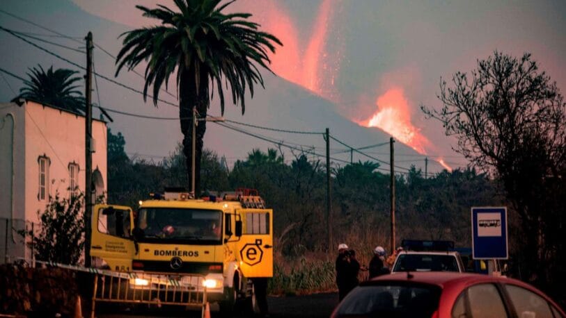 Insólito: tocó la lava del volcán y se quemó en vivo