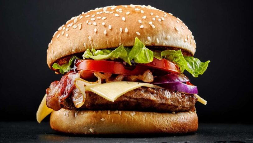 Una mujer dio un mordisco en una hamburguesa y casi se come un dedo humano