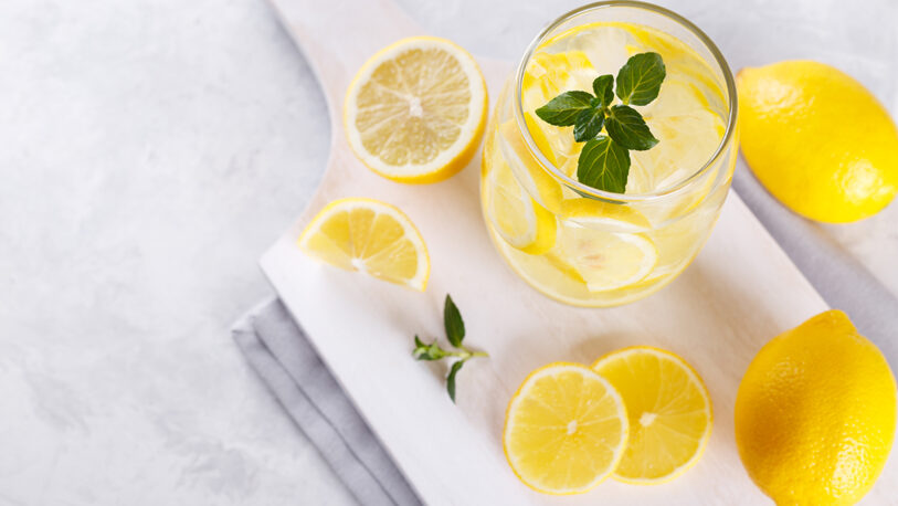 Mito o realidad del agua caliente con limón antes del desayuno