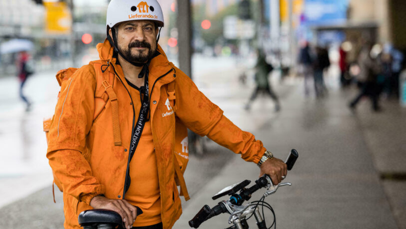 Un ex ministro de Afganistán es refugiado en Alemania y reparte pizzas en bicicleta