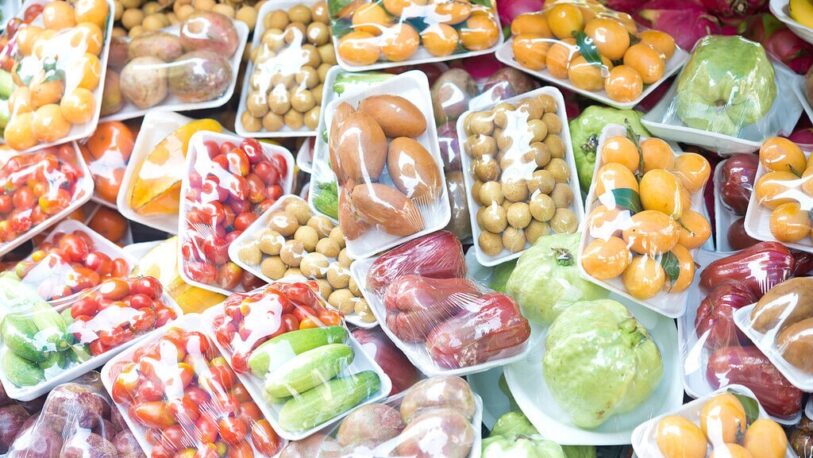 España prohibirá la venta de frutas y verduras en envases de plástico desde 2023