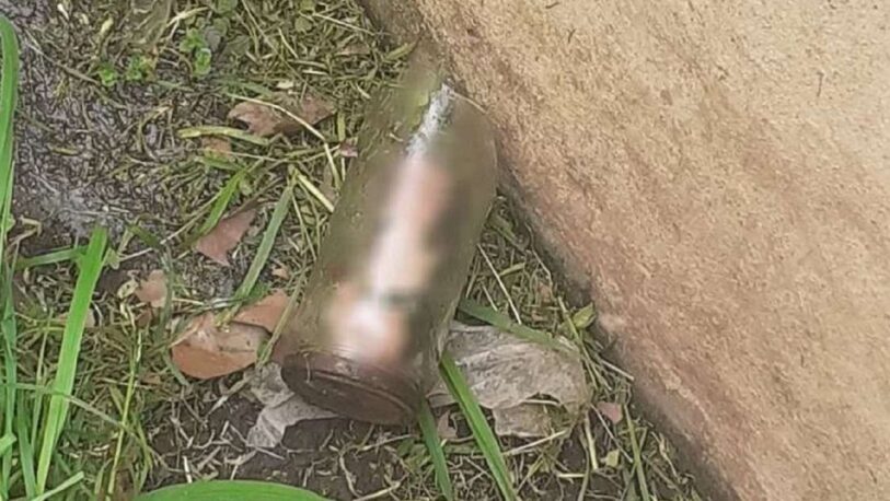 Insólito: encontró un pene adentro de un frasco cuando cortaba el pasto en una casa