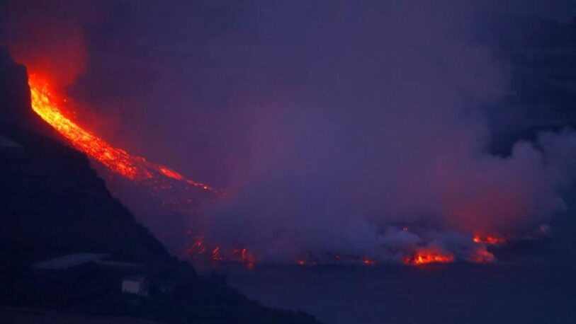 La lava del volcán de La Palma llega al mar tras varios días de erupción