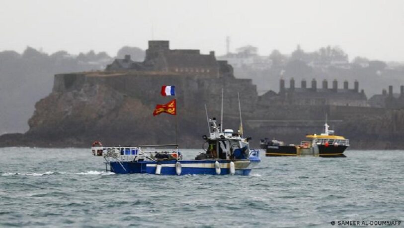 Francia retiene a un pesquero británico en plena tensión por licencias pesqueras