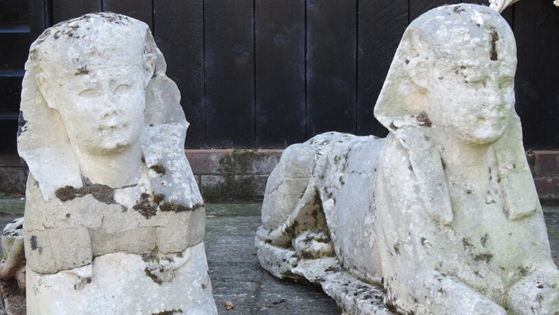 Gran Bretaña: familia descubre que las dos esculturas de su jardín son esfinges del Antiguo Egipto