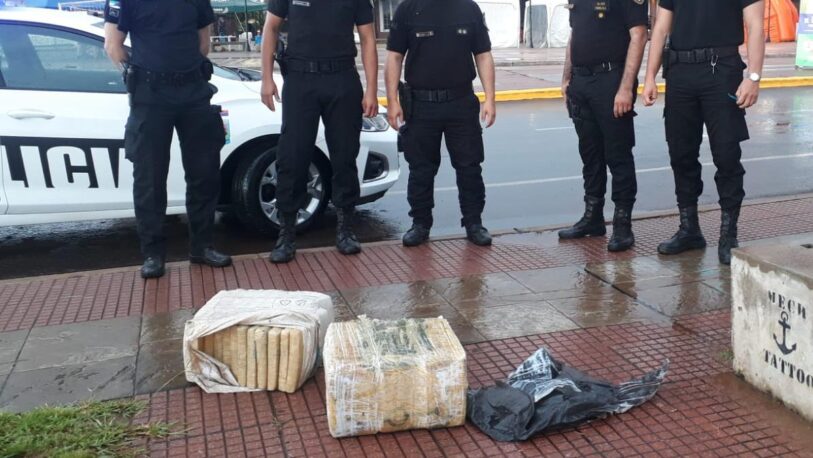 Encontraron dos bolsas repletas de droga en la Costanera