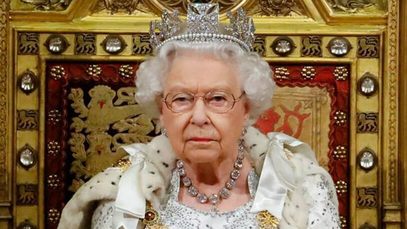 La reina Isabel II fue internada y pasó la noche en el hospital