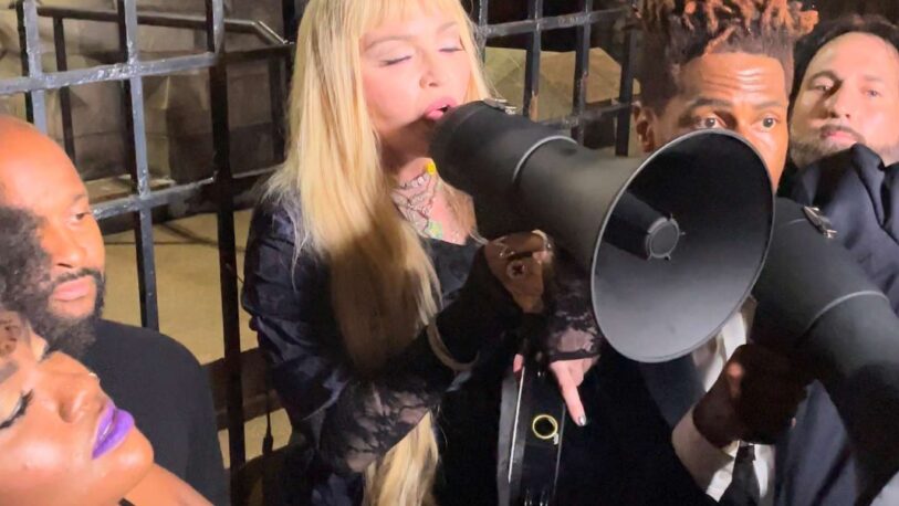 Madonna cantó “Like a Prayer” por las calles de Harlem
