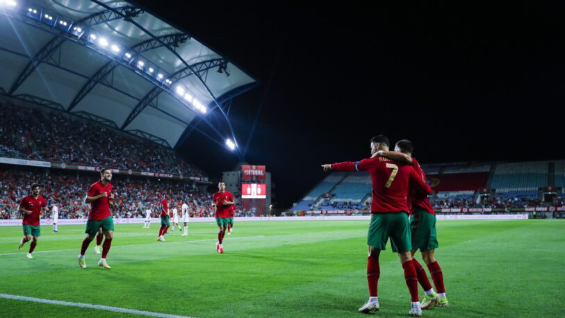 Ronaldo metió tres goles para Portugal y rompió otro récord en el fútbol europeo