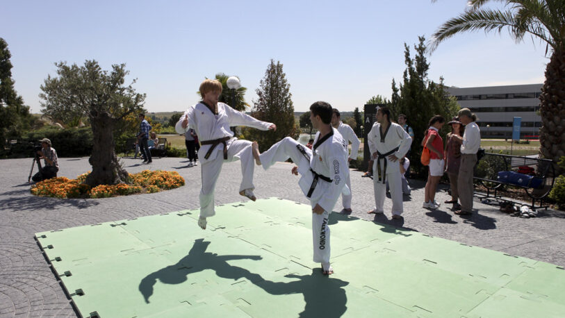 Brindan clases de Taekwondo en el barrio Yacyretá