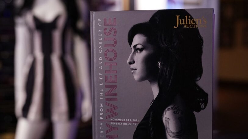 Ropa y objetos de Amy Winehouse salen a subasta por 2 millones de dólares