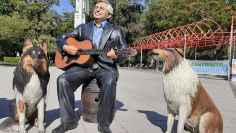 Formosa: instalaron estatuas de Alberto Fernández y sus perros, Dylan y Prócer