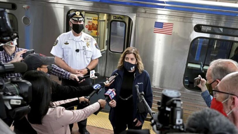 Conmoción en EEUU: violaron a una mujer en un tren mientras los pasajeros miraban y grababan