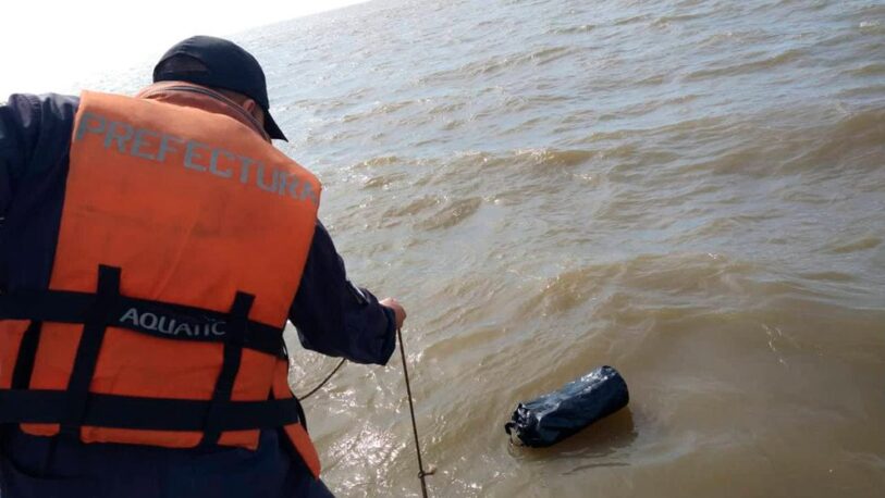Misterio en el Río de la Plata: dos náufragos rescatados, un muerto y un bolso con 37 kilos de cocaína