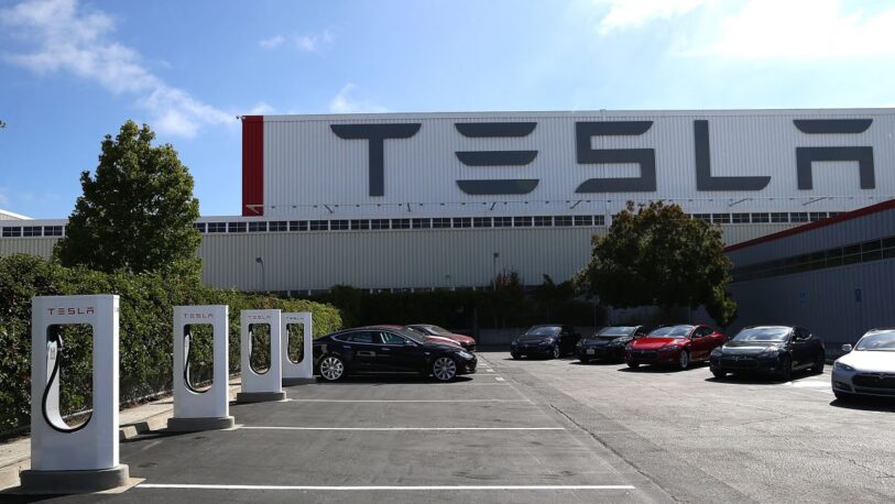 Tesla debe pagar 137 millones de dólares a un exempleado por racismo en su fábrica