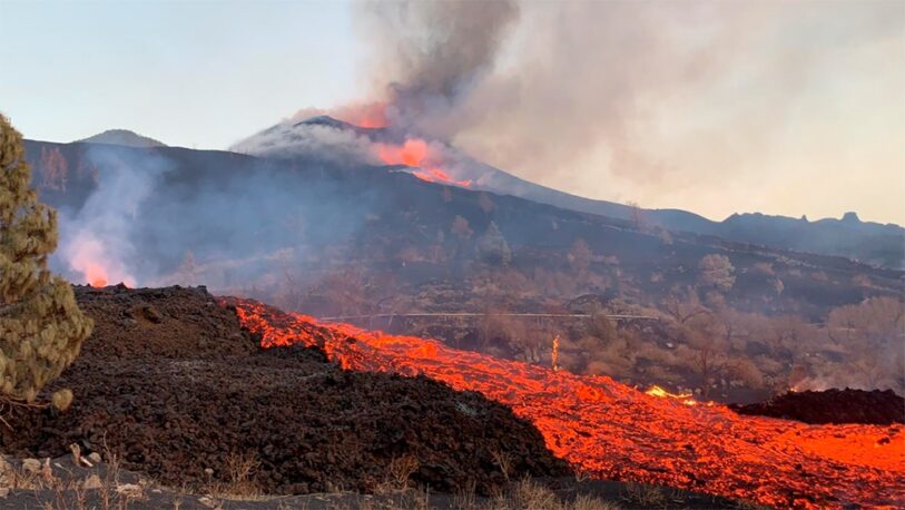 España: recrudecen las explosiones y se abre una nueva boca en el volcán