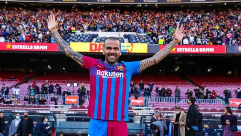 Dani Alves regresó al Barcelona y fue ovacionado por los hinchas
