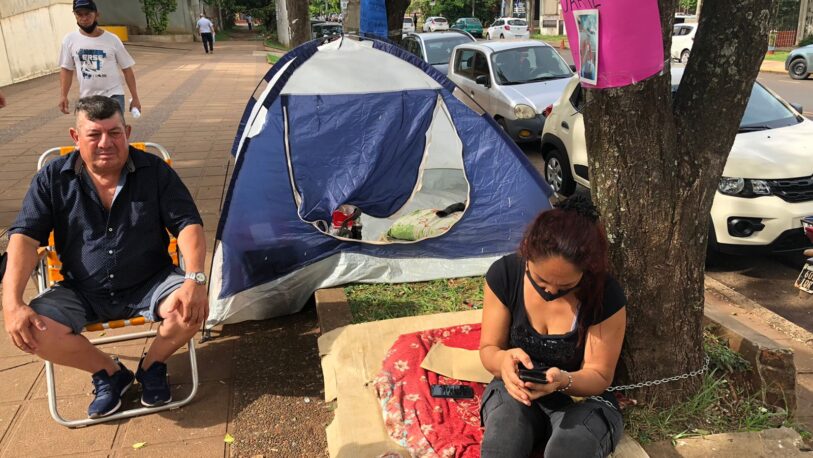 Dos familias pasaron el fin de semana acampando frente al Palacio de Justicia
