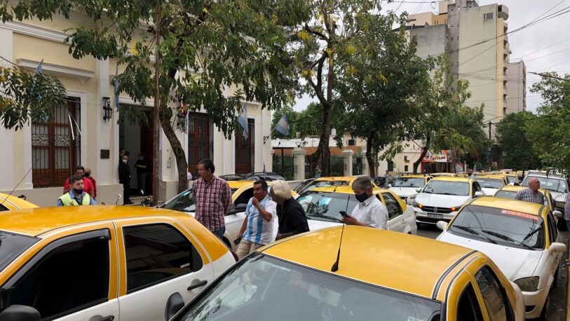 Taxistas protestan frente al Concejo Deliberante de Posadas